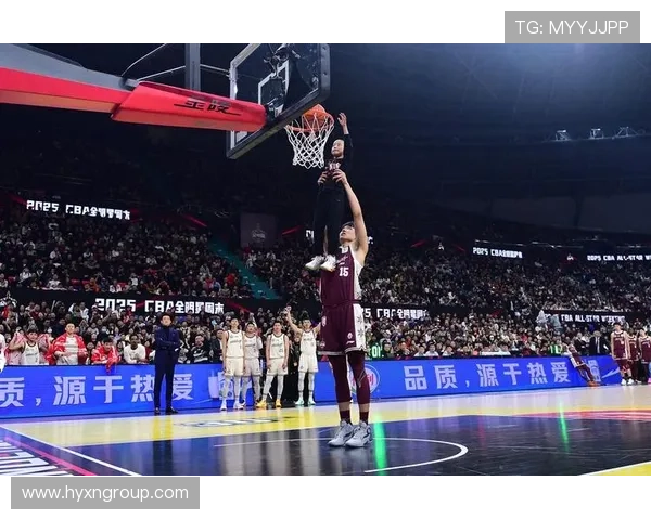 姚明单刀直入扣篮瞬间展现力量与优雅的完美结合